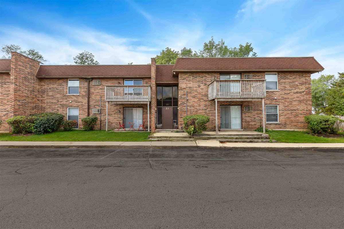 Photos and Video of Hillcrest Apartments in Glen Ellyn, IL
